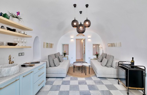 Oia Villa | Namaste Suites by Oias Local Cavehouses