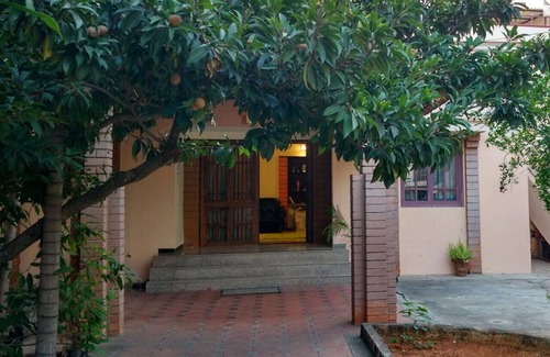 Coimbatore Casa | Nandhanam Eco Home Stay AC con opciones de bicicletas / automóviles
