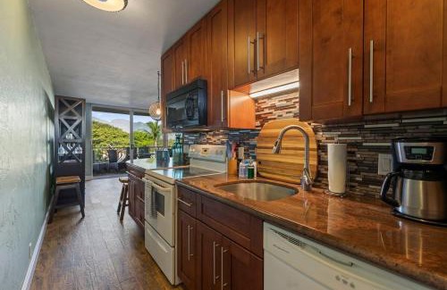 Kihei Apartamento | Nani Kai Hale 305 - Oceanview updated condo with AC at beachfront resort