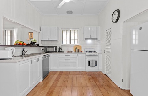 East Brisbane Casa | Nans House! 2bed, 1bath, 1car ~ East Brisbane