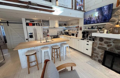 Mont-Tremblant Pedestrian Village Cabaña | -Nansenhus -Ski In/Out -4 bedrooms -EV Charger -Fire place