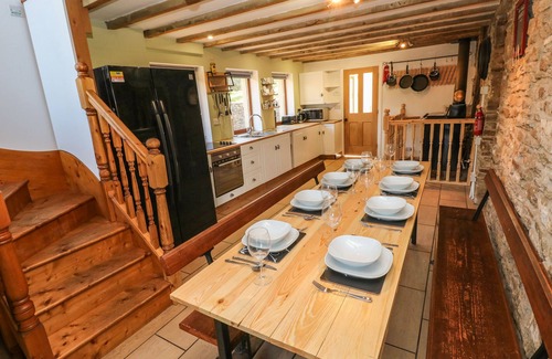 Mawr Casa | NANT MOEL ISAF FARM, pet friendly, with hot tub in Pontardawe