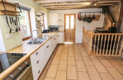 Mawr Casa | NANT MOEL ISAF FARM, pet friendly, with hot tub in Pontardawe