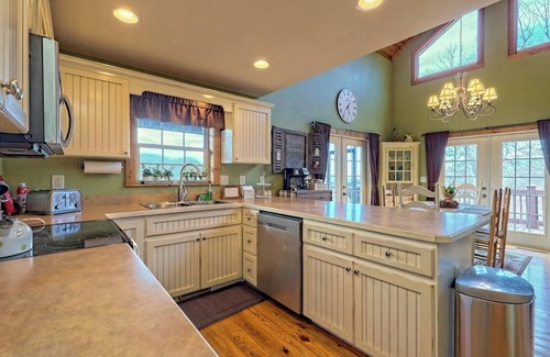 Hayesville Cabina | Nantahala Treehouse - by Chatuge Home Concierge, Mountian view, deck fire pit