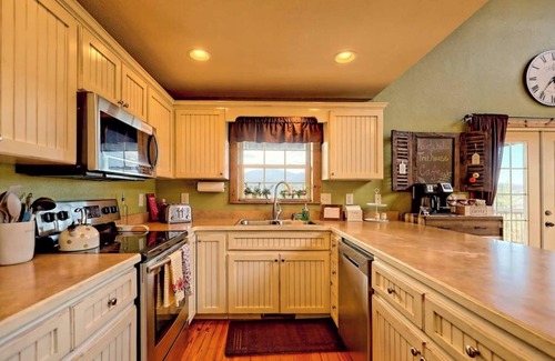 Hayesville Cabina | Nantahala Treehouse - by Chatuge Home Concierge, Mountian view, deck fire pit