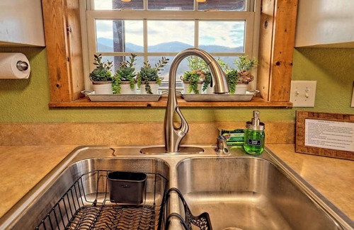 Hayesville Cabina | Nantahala Treehouse - by Chatuge Home Concierge, Mountian view, deck fire pit