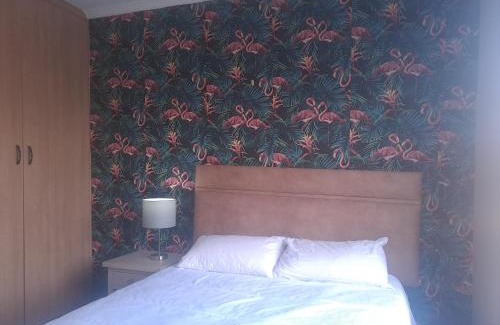 Germiston Apartamento | Naomi's Place at Stone Arch