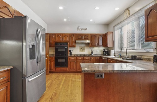 Naperville Casa | Naperville FHS Rental - Harmony Ct