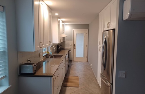 Naperville Apartamento | Naperville Historic District walk to downtown, bars, restaurants, train, schools