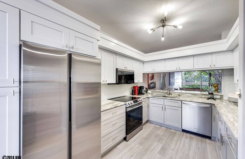 Imperial Golf Estates Condominio | NAPLES 2B/2B IMPERIAL CONDO W/ STYLE & LAKE VIEWS! POOLS! NEAR EVERYTHING! 102