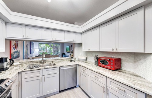 Imperial Golf Estates Condominio | NAPLES 2B/2B IMPERIAL CONDO W/ STYLE & LAKE VIEWS! POOLS! NEAR EVERYTHING! 102
