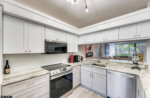 Imperial Golf Estates Condominio | NAPLES 2B/2B IMPERIAL CONDO W/ STYLE & LAKE VIEWS! POOLS! NEAR EVERYTHING! 102