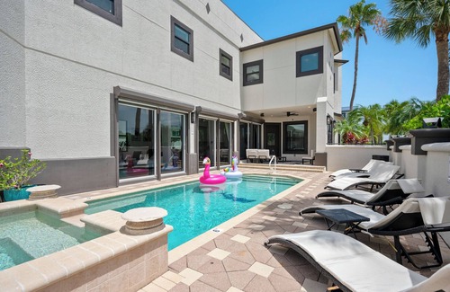 Naples Park Chalet De Esquí | Naples Amore - Heated Pool/Spa, Pizza Oven, Playground, EV Charger, Grill, 5BR