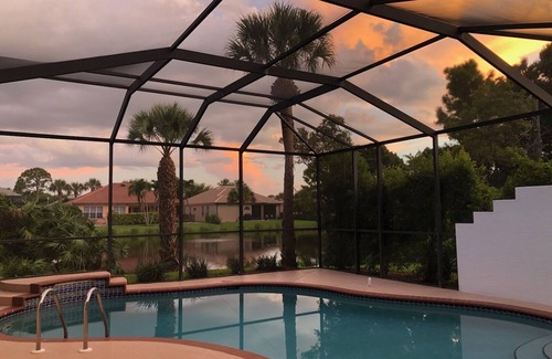 North Naples Villa | La mejor ubicación de Naples, piscina climatizada, a 3 millas de la playa, comunidad cerrada.