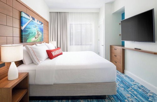 Park Shore Hotel | Naples Getaway! Suite w/ Pool View and Fully Equipped Kitchen