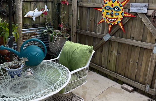 Central Naples Apartamento | Naples Guest Suite, Park Shore area, 14 blocks to beach bicycles. Outdoor Shower