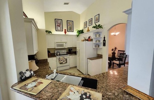 Imperial Golf Estates Condominio | Naples Imperial Golf Condo Overlooking Gomez Tennis Academy