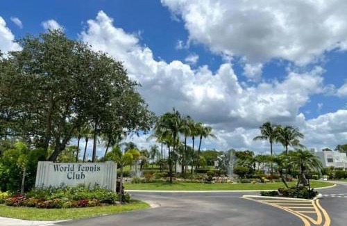 Central Naples Apartamento | Naples Luxury Condo, Pool, Tennis, Minutes from the Beach