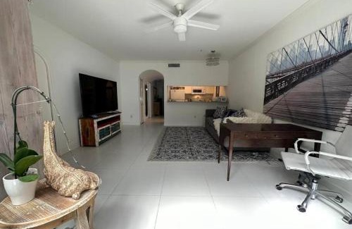 Central Naples Apartamento | Naples Luxury Condo, Pool, Tennis, Minutes from the Beach