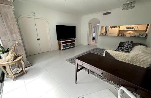 Central Naples Apartamento | Naples Luxury Condo, Pool, Tennis, Minutes from the Beach