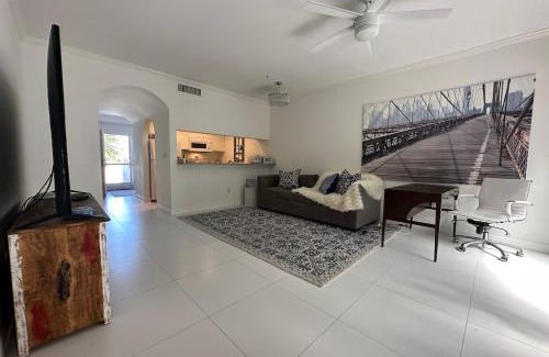 Central Naples Apartamento | Naples Luxury Condo, Pool, Tennis, Minutes from the Beach