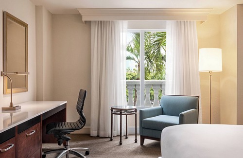 Park Shore Hotel | Naples' Stylish Unit w/ Shuttle to the Beach and Outdoor Pool | Free Parking
