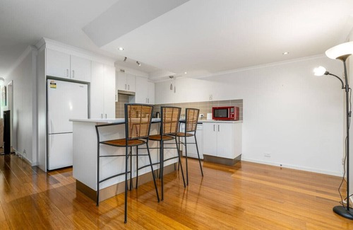 Narrabundah Apartamento | New to VRBO: Spacious 2BR APT Panoramic Views, Central Location