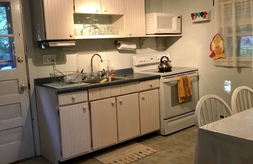Saunderstown Casa | Narragansett Lake Cottage Right Next to Bonet Shores.