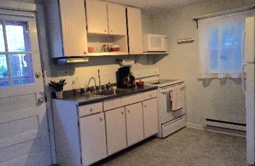 Saunderstown Casa | Narragansett Lake Cottage Right Next to Bonet Shores.