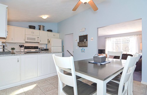 Narragansett Pier Casa | Narragansett Pier! Fácil paseo al malecón, comida y diversión! 1 mi de la playa!
