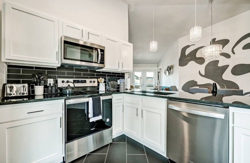 Westside Casa | NAS Jax Pool Hot-tub Gameroom Message for Spring