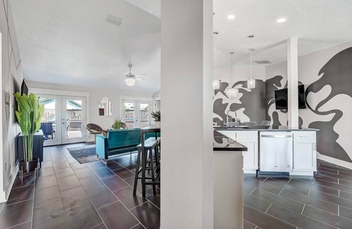Westside Casa | NAS Jax Pool Hot-tub Gameroom Message for Spring