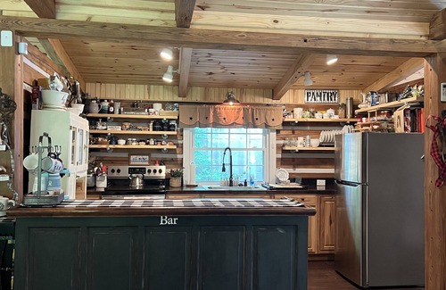 Franklin Cabina | Natchez Hideaway ~ Rustic Cabin on 50 acres outside Nashville near Leipers Fork