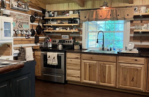 Franklin Cabina | Natchez Hideaway ~ Rustic Cabin on 50 acres outside Nashville near Leipers Fork