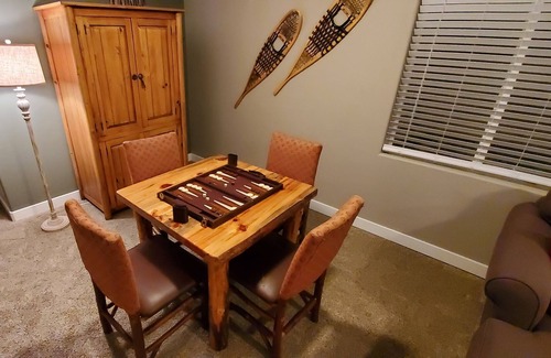Parowan Cabina | National Park Central | Cozy Cabin Adventure Base | Fire Pit and Deck