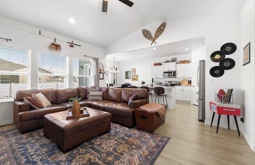 Twin Falls Casa | National Parks Charm! King bed, game garage, firepit, family perks, single level