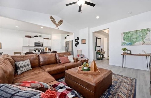 Twin Falls Casa | National Parks Charm! King bed, game garage, firepit, family perks, single level