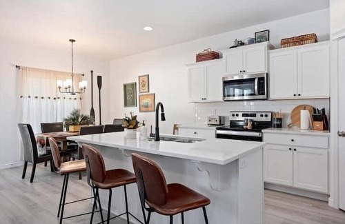 Twin Falls Casa | National Parks Charm! King bed, game garage, firepit, family perks, single level