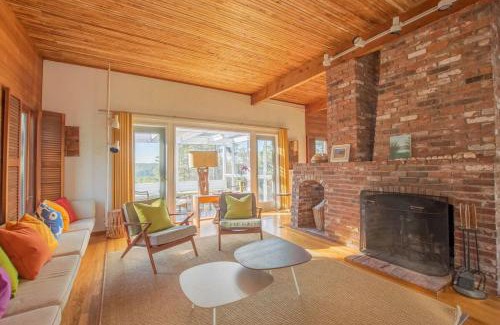 Wellfleet Casa | National Seashore w Modern Architecture