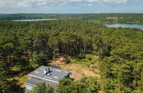 Wellfleet Casa | National Seashore w Modern Architecture