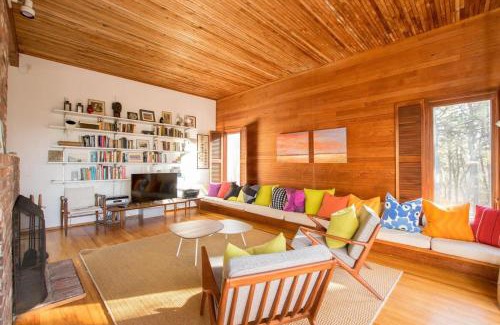 Wellfleet Casa | National Seashore w Modern Architecture