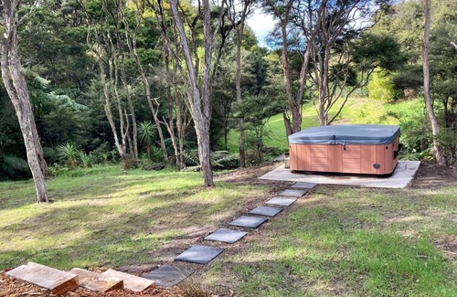 Mangawhai Casa | Native bush paradise. 10 mins to beach!