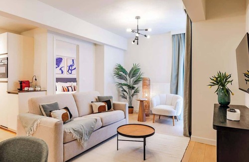 Plasky Apartamento | NATO&EU 1BR Aprt- Free Luggage Room