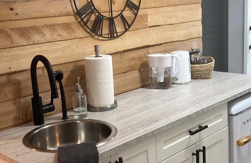 Nelson Apartamento | Natural Nook by Nelson lakeside park. Downtown walkable and pet friendly!