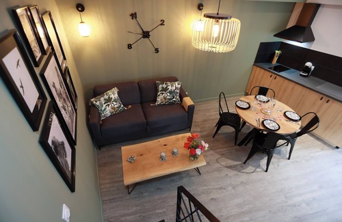 Doue-la-Fontaine Casa | Nature break in Doué La Fontaine: house with terrace and Bioparc decor
