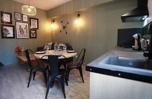 Doue-la-Fontaine Casa | Nature break in Doué La Fontaine: house with terrace and Bioparc decor