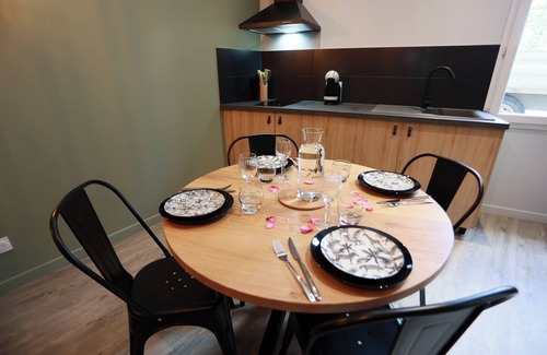 Doue-la-Fontaine Casa | Nature break in Doué La Fontaine: house with terrace and Bioparc decor