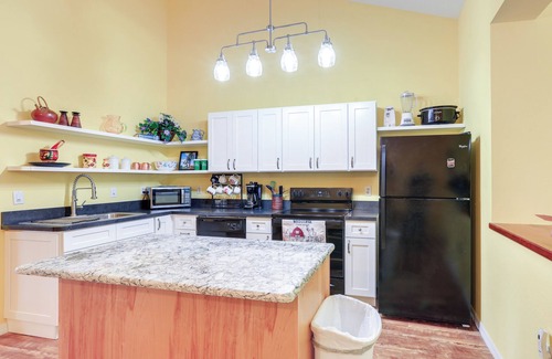 Williston Casa | Nature Coast Farmhouse w/ Screened-In Porch!