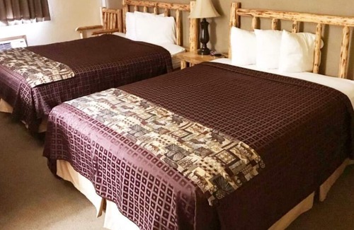 Ponderay Casa | Nature Escape, 3 Two Queen Bed Units, Lake Recreation, Breakfast, Parking!