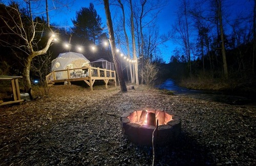 Purlear Alquiler De RV | Geodome on creek, great getaway, WIFI & Hot Shower